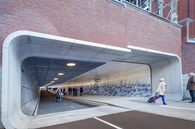 现代气息阿莫斯特丹隧道 瓷砖人行道和沥青骑行道并行