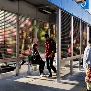 金属屏幕打造能体验四季轮替的公交站台