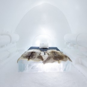 在世界上最大的冰雪酒店睡冰床裹兽皮是种什么体验？