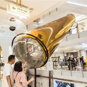 他们在香港时尚文化地标K11做了一个“超级黃金泡”