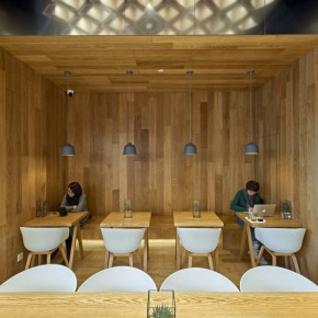 品牌标识植入空间设计的极客风格咖啡店