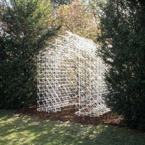 一个网格结构的房子，挑战了我们对空间的感知
