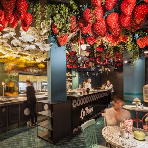 他们将草莓“种”在天花板上，打造了一个爱丽丝梦游仙境般的甜品空间