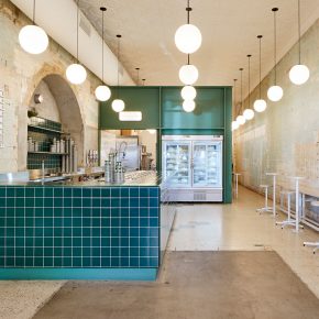 废弃墙面搭配森林绿，如此朴素的冰淇淋店你还心水吗？