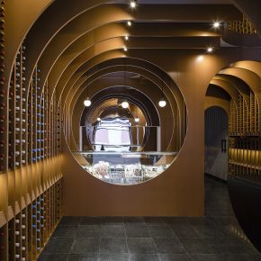 这家店仅用35平米就可以让你置身于葡萄酒的世界