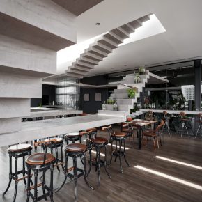 楼梯通向“无处”的餐厅，基础元素创造新的可能性