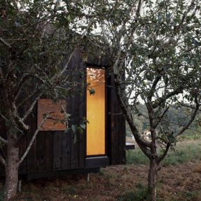 这个20平米的纯木质小屋，让你在野外也住得舒服！