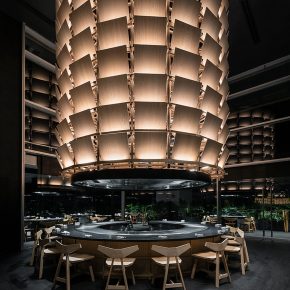 一家设计灵感源于武士盔甲的日式餐厅